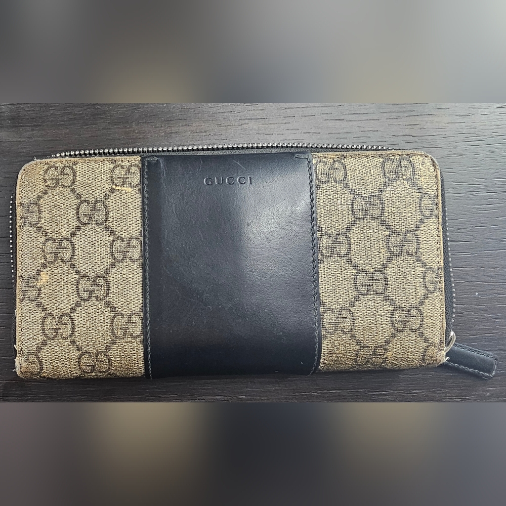AUTHENTIC Gucci Supreme Zip Beige and Black Wallet